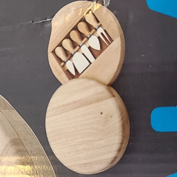 Iris gourmet cheese charcuterie board - Picture 3 of 6